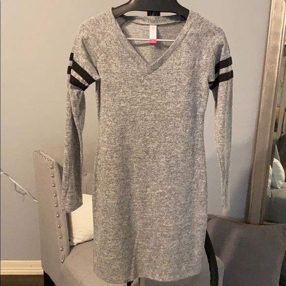 Fitted gray dress. - Picture 4 of 4